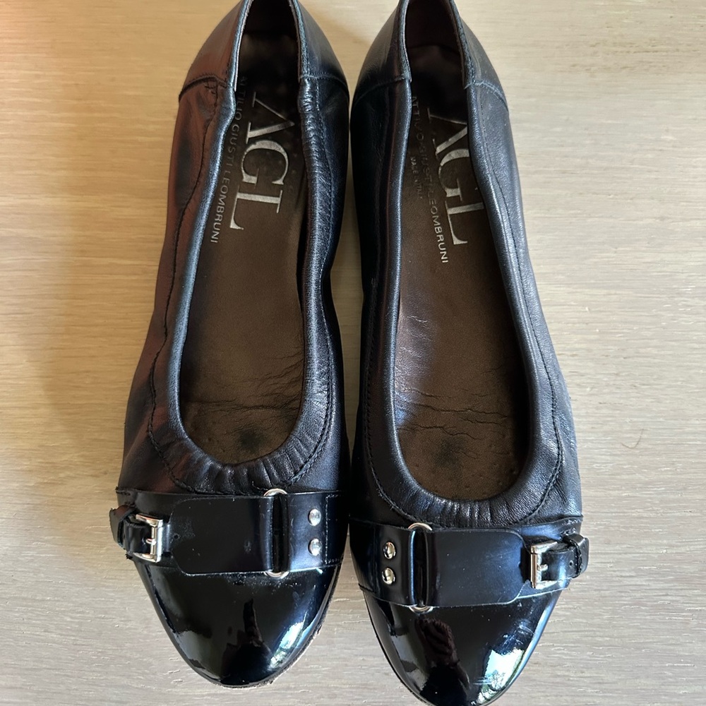 AGL black flats. Size 41 but I always wear a 10 in shoes.